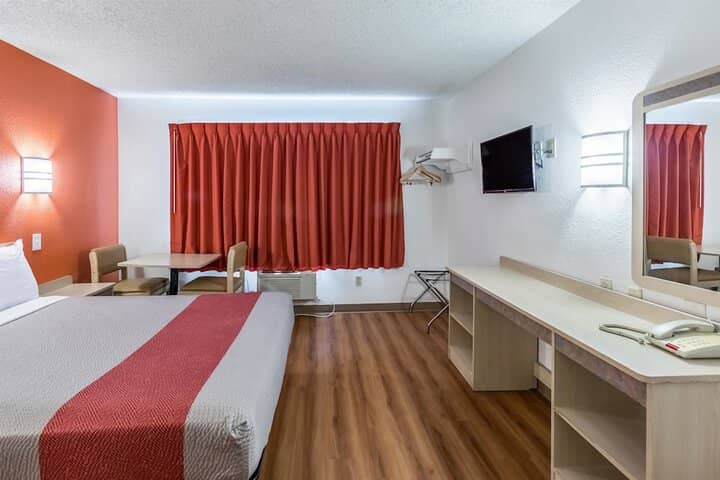 Room 8 of 30